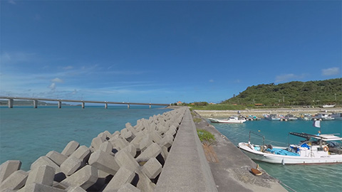 RehaVRのVR散歩コース「海の見える浜比嘉島を散歩」のイメージ画像です