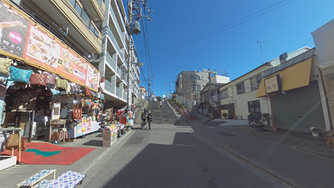 RehaVRコンテンツ 谷中銀座 露店が並ぶ商店街の先にのVR散歩イメージ